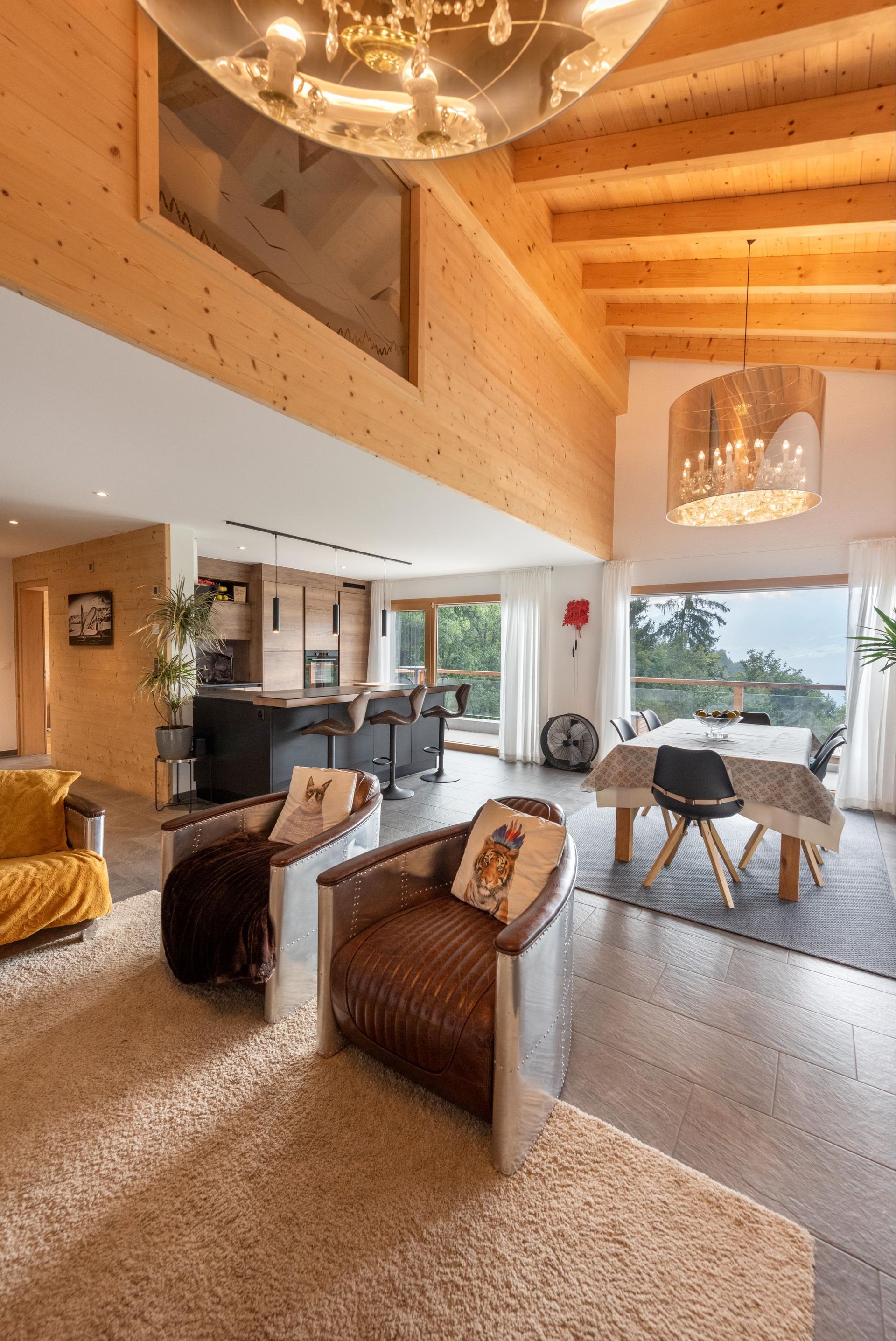 Un salon rempli de meubles et une grande fenêtre.