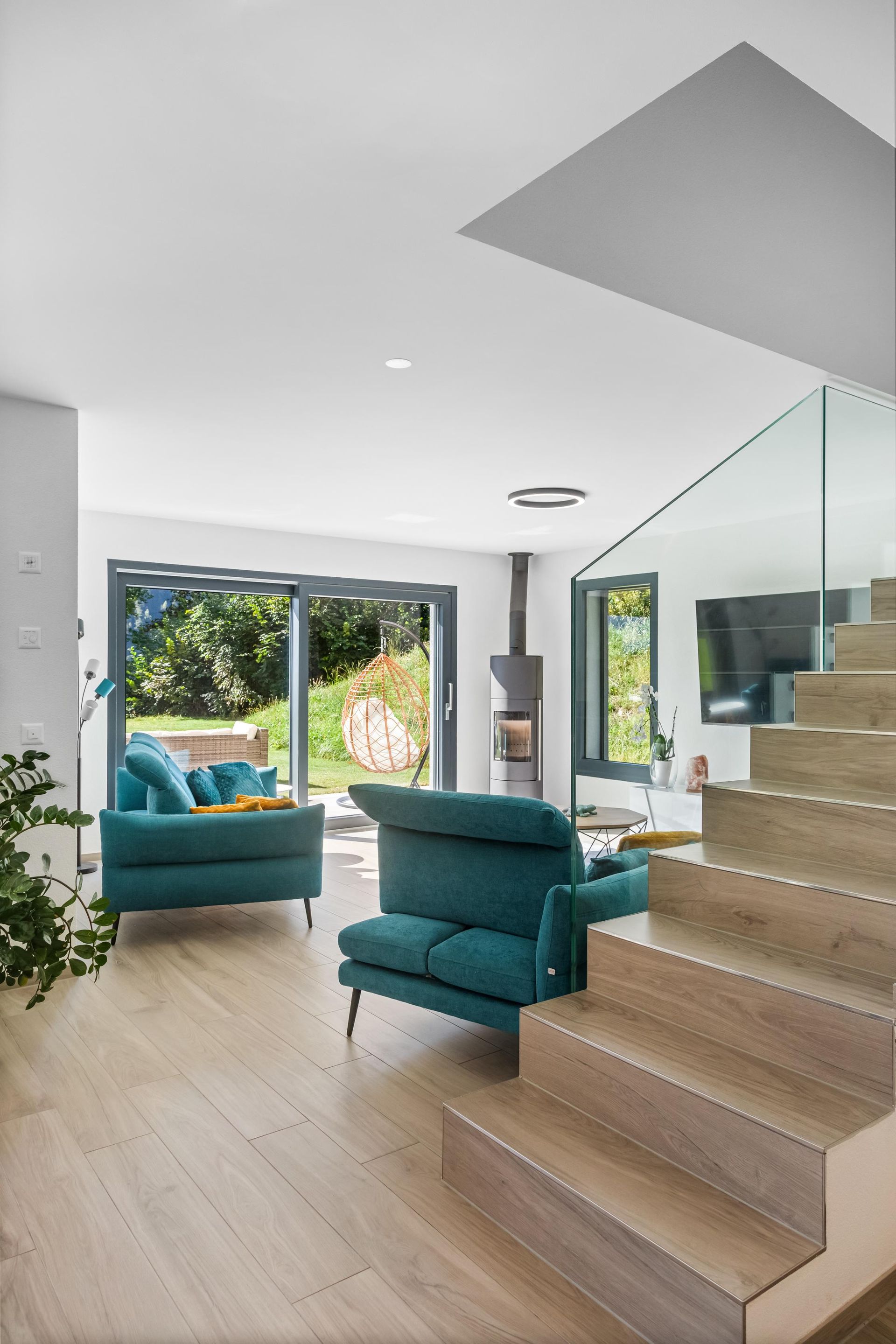 Un salon avec escalier menant au deuxième étage.