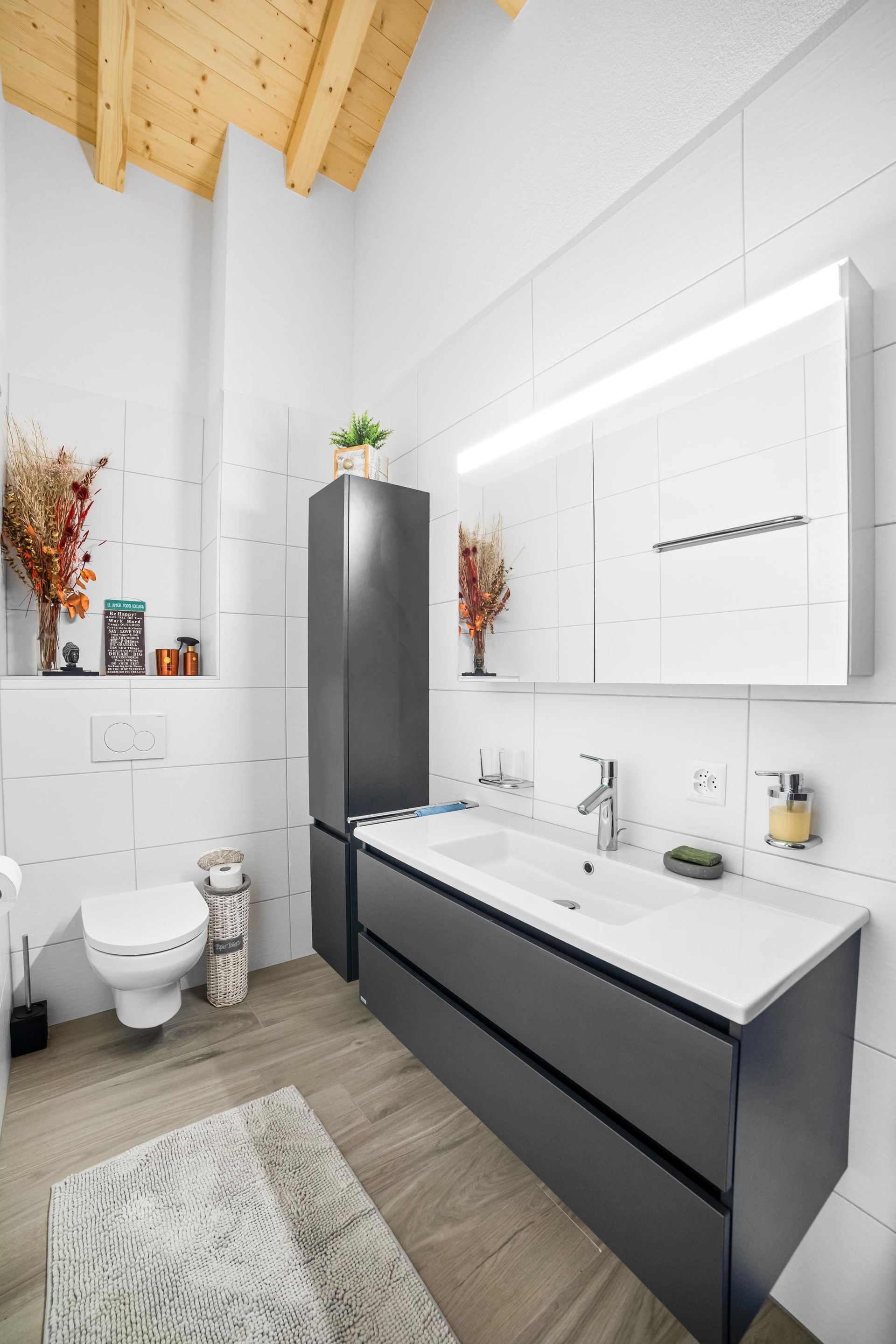 Une salle de bain avec lavabo, WC et miroir