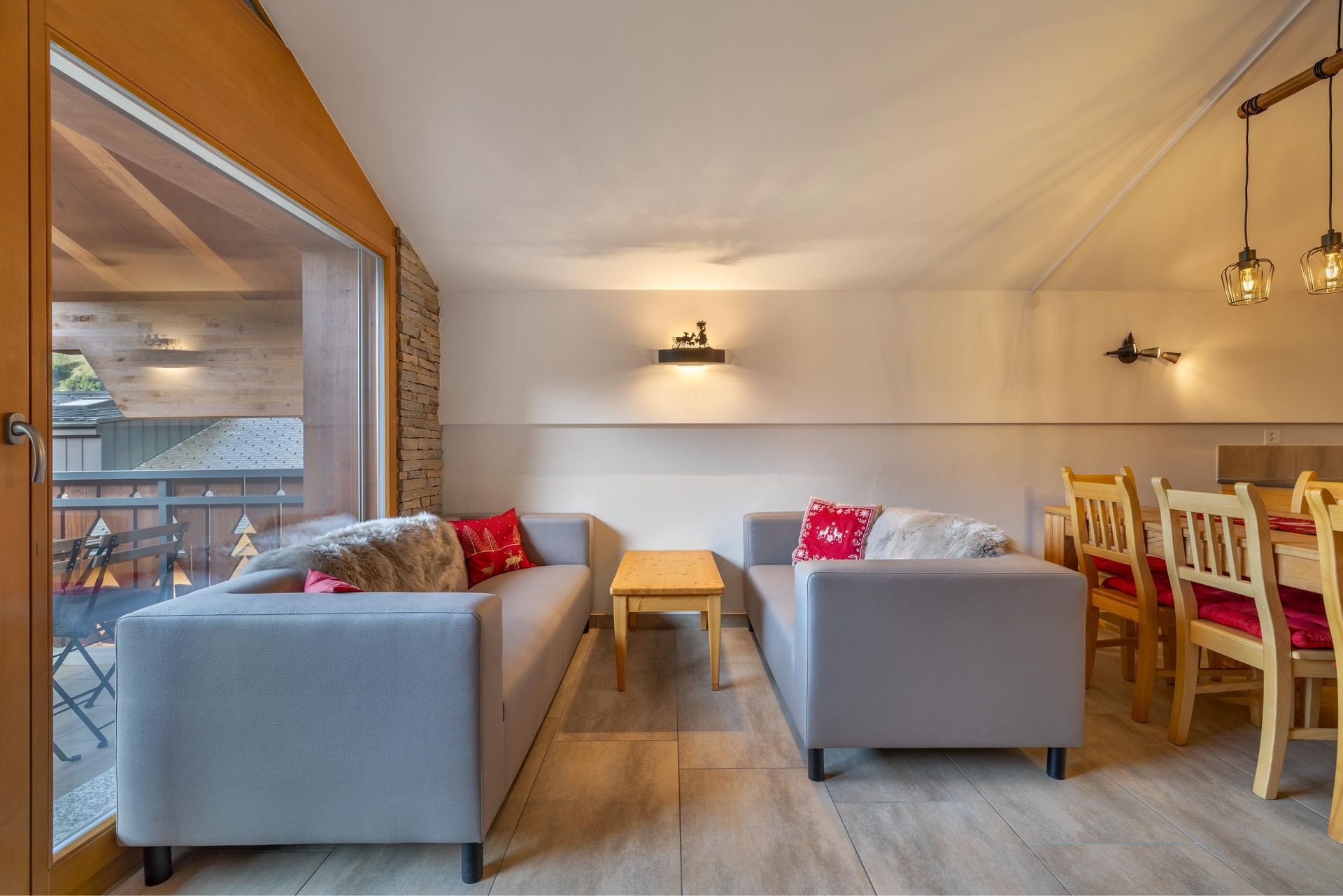 Un salon avec deux canapés, une table et des chaises.