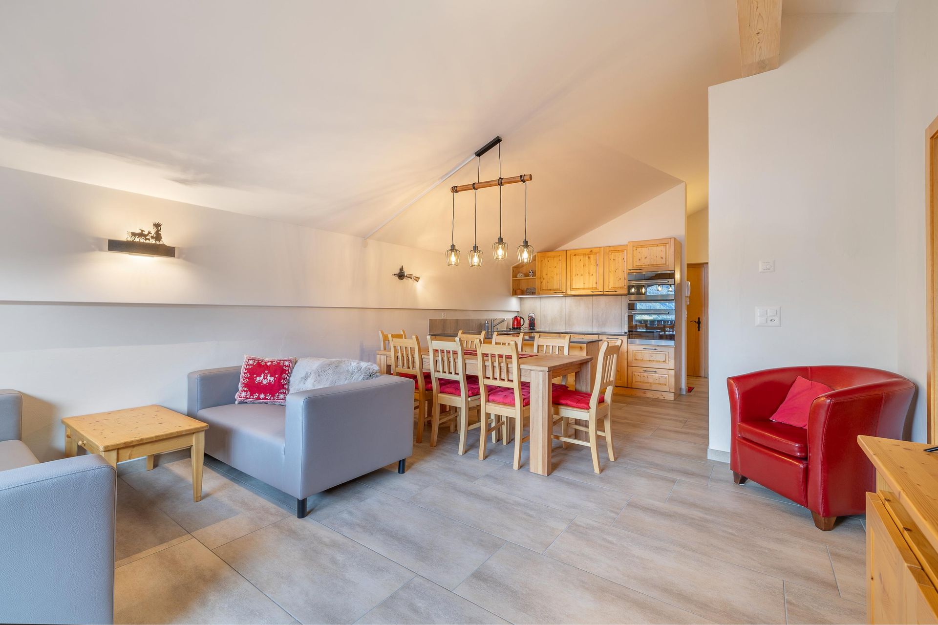 Un salon avec un canapé, une chaise, une table et des chaises.