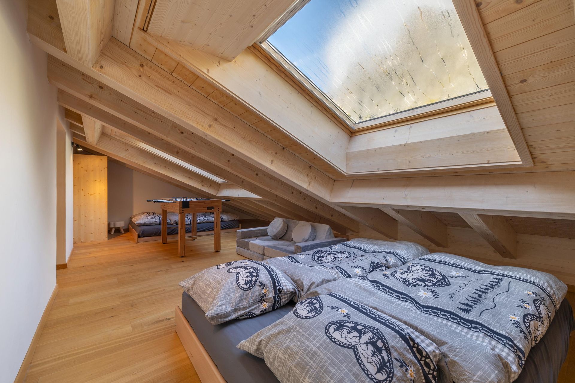 Une chambre avec un lit et une lucarne au plafond