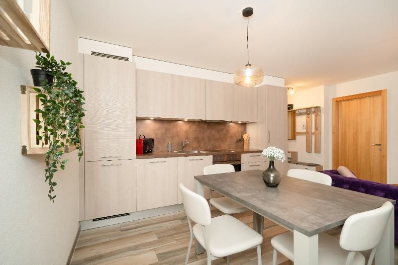 Une cuisine avec une table et des chaises