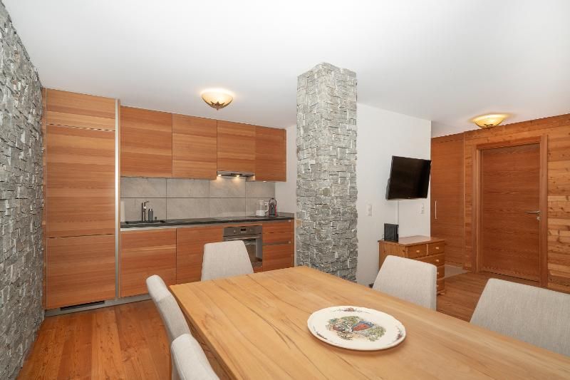 Une cuisine et une salle à manger avec une table et des chaises en bois