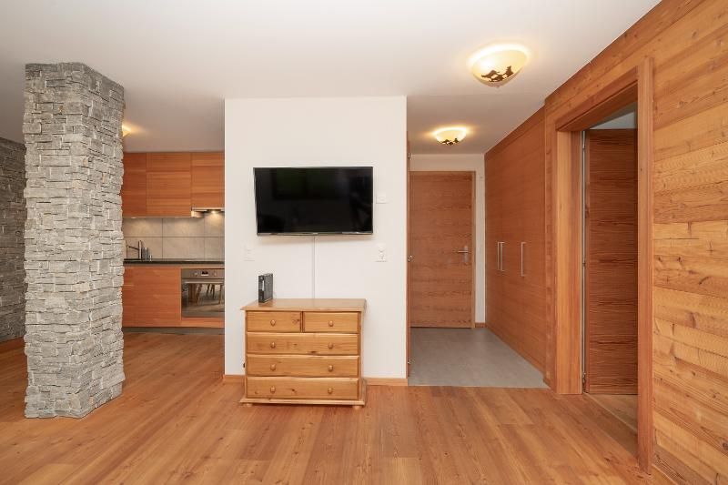 Un salon avec une commode et une télévision à écran plat