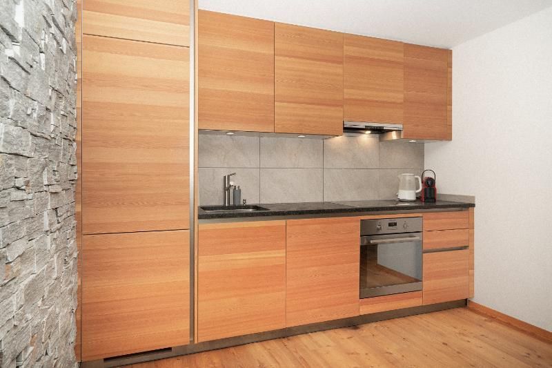 Une cuisine avec des armoires en bois et des appareils électroménagers en acier inoxydable