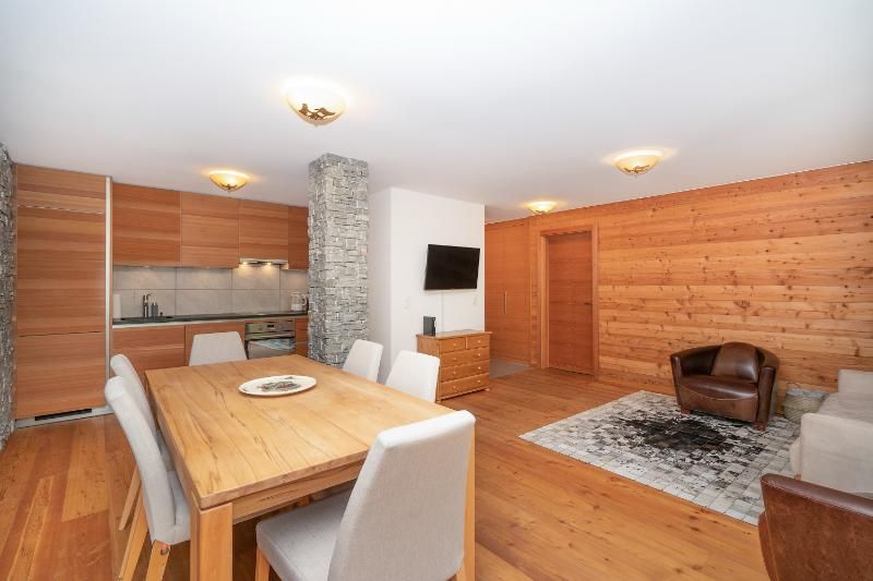 Il y a une table et des chaises dans le salon.