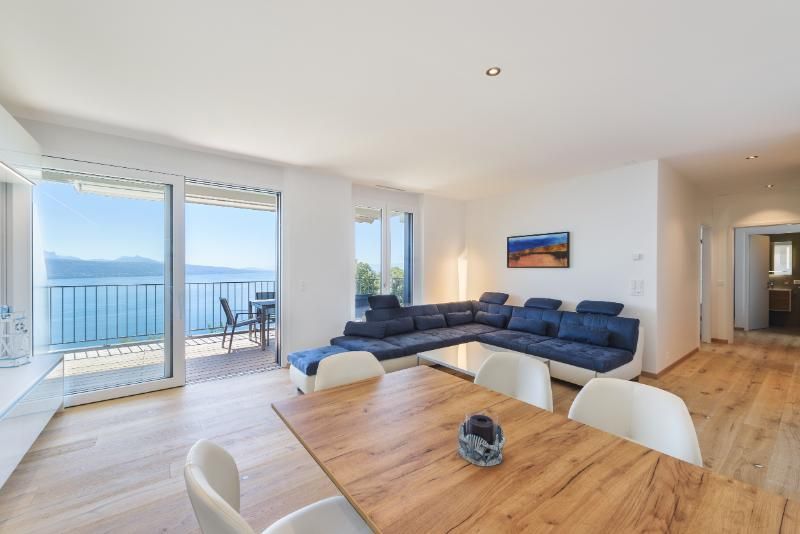 Un salon avec un canapé et une table avec vue sur l'océan.