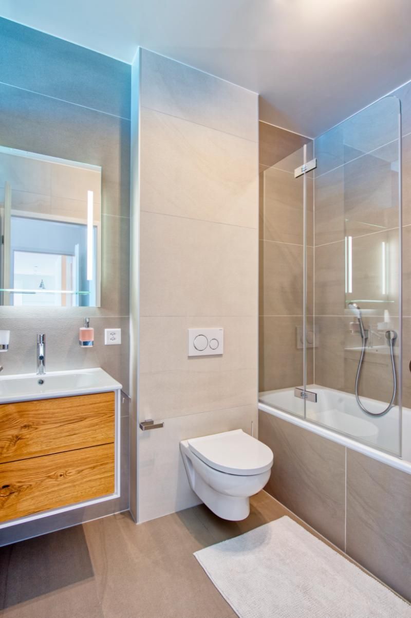 Une salle de bain avec WC, lavabo et baignoire.