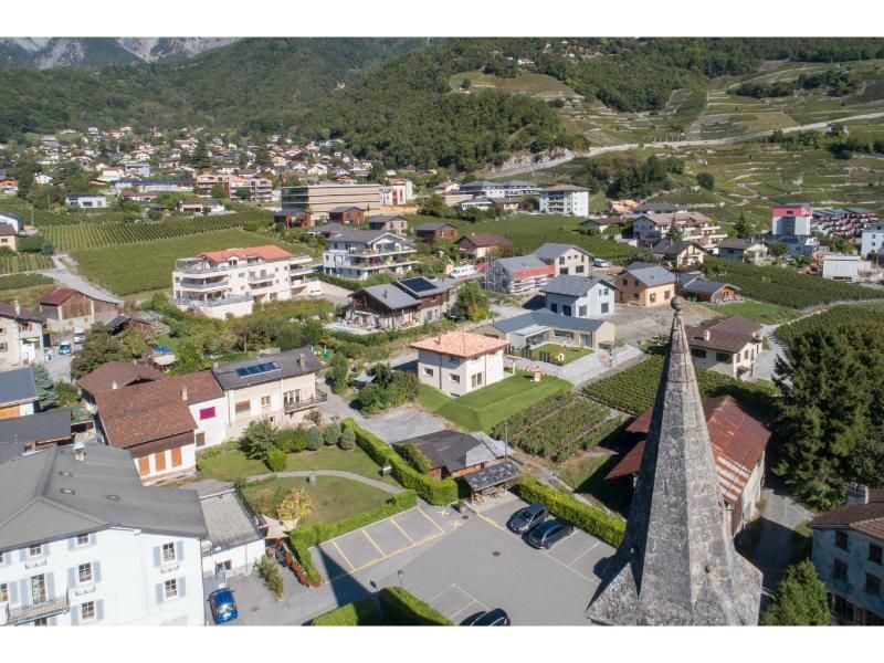 Une vue aérienne d'une petite ville avec des montagnes en arrière-plan