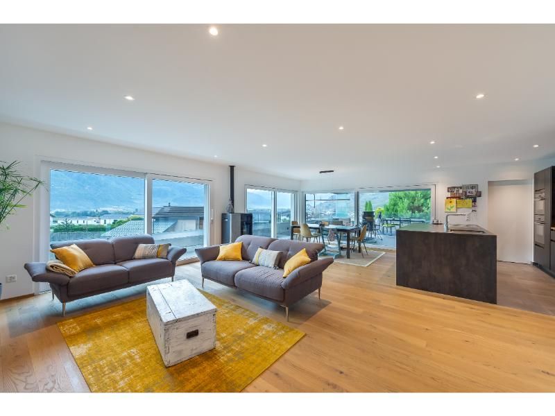 Un salon avec deux canapés, une table basse et un tapis jaune.