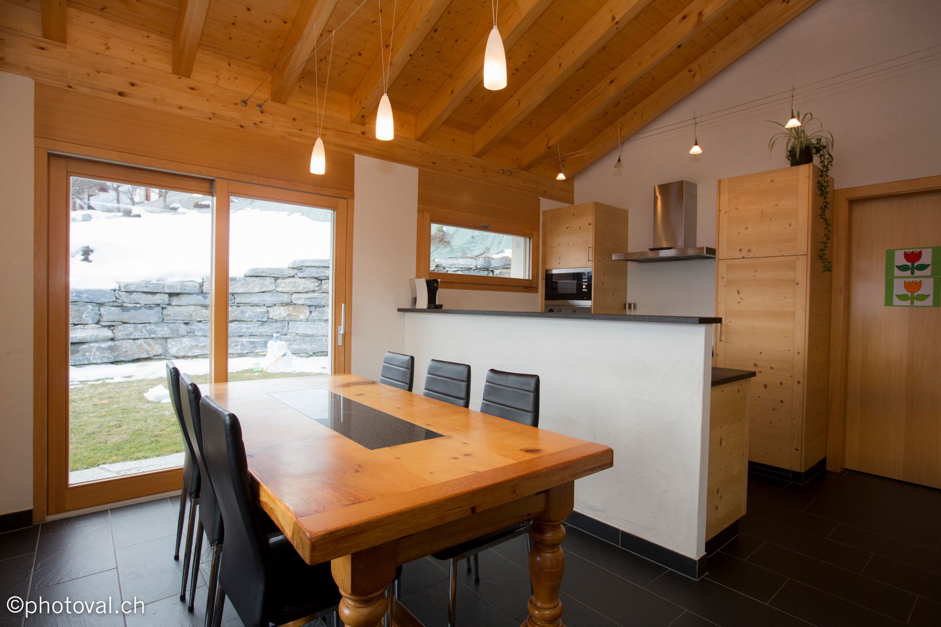 Une salle à manger avec une table et des chaises en bois