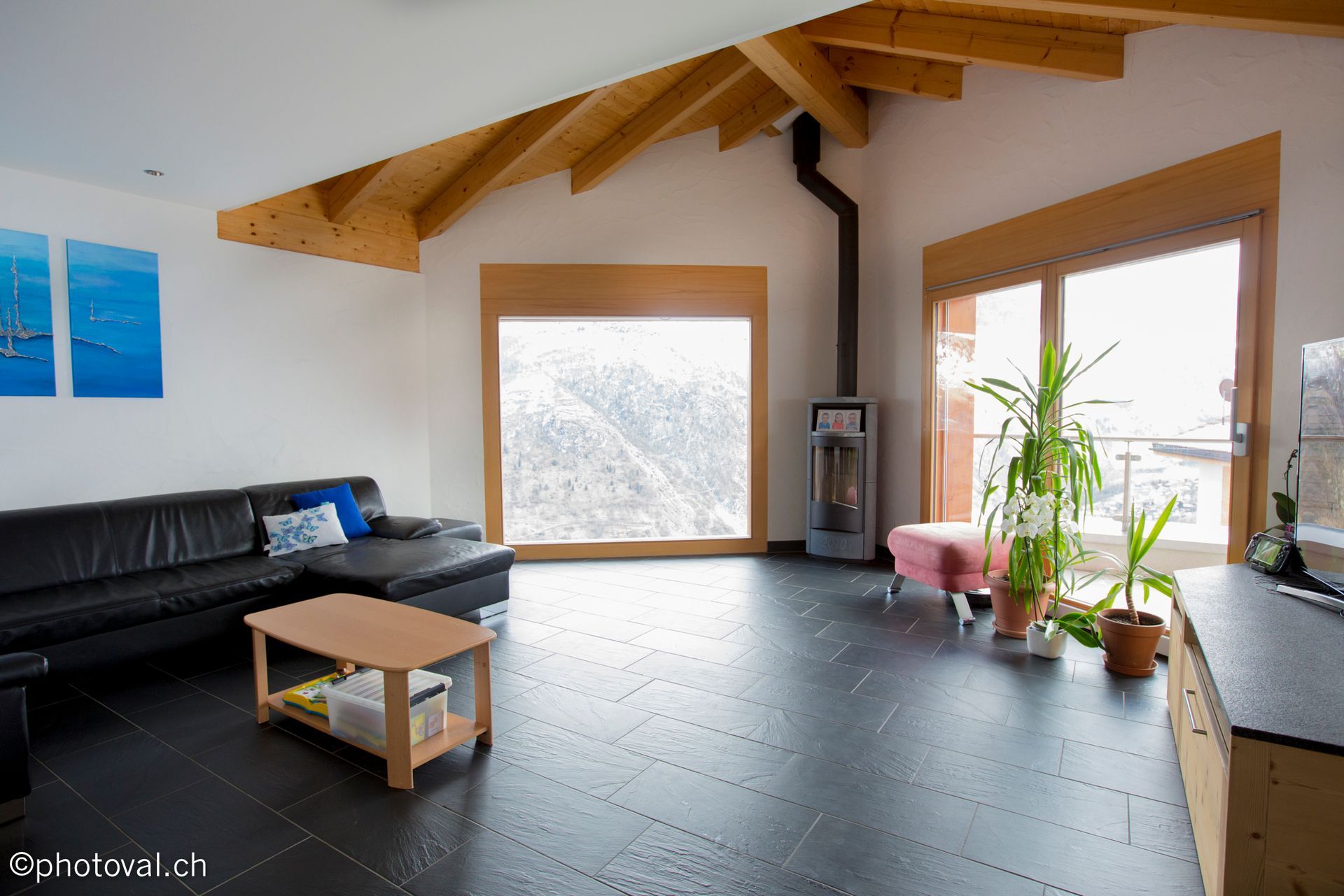 Un salon avec un canapé et une table basse