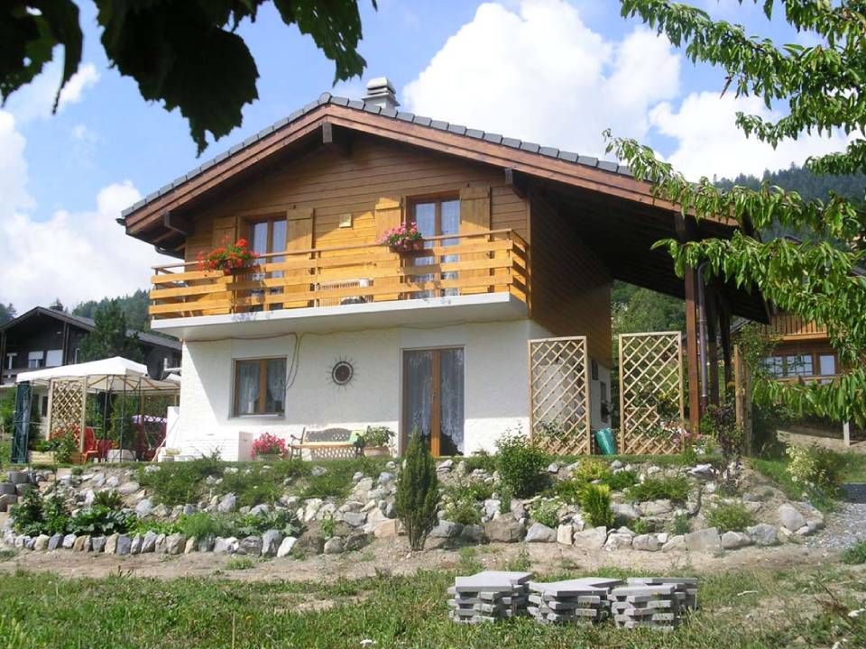 Une maison avec un balcon au sommet