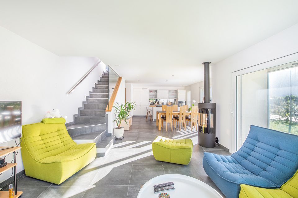 Un salon rempli de meubles et d'une cheminée.