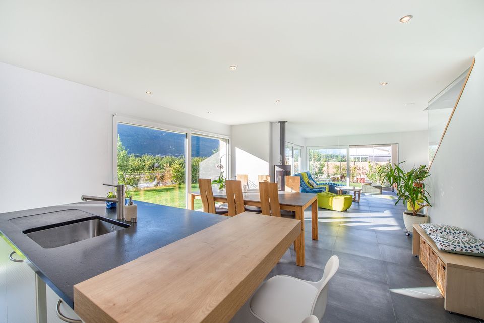 Une cuisine avec une table et des chaises en bois et un évier.