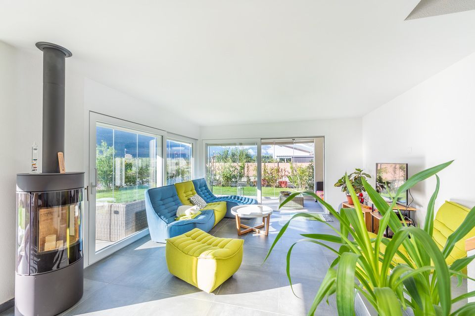 Un salon rempli de meubles et d'une cheminée.