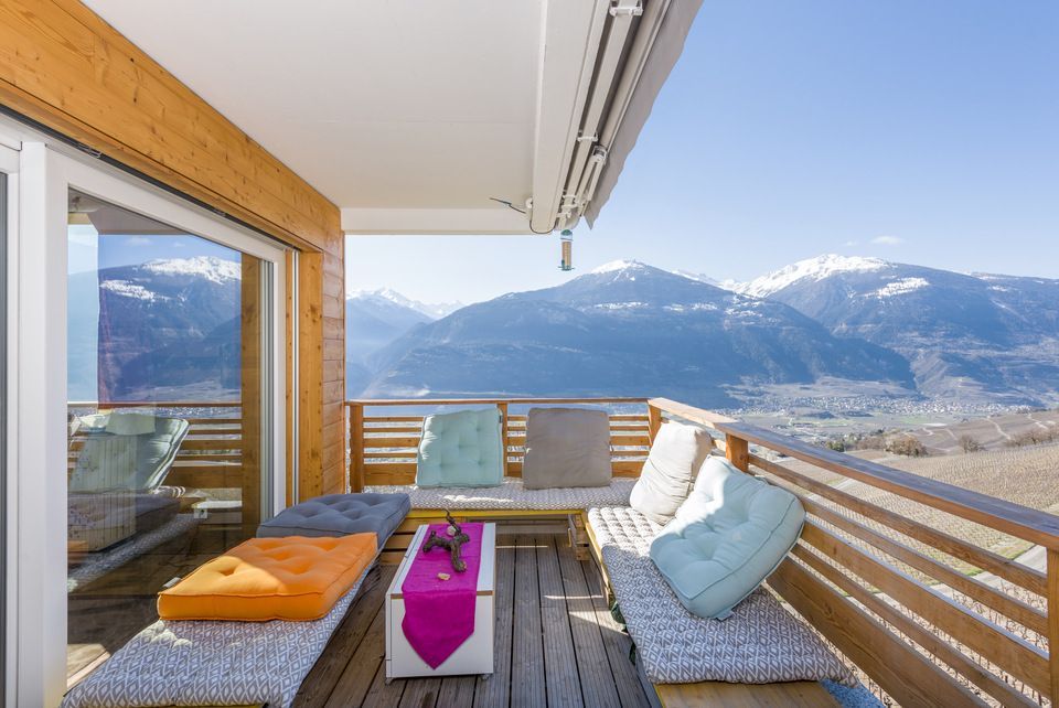 Il y a un balcon avec vue sur les montagnes.