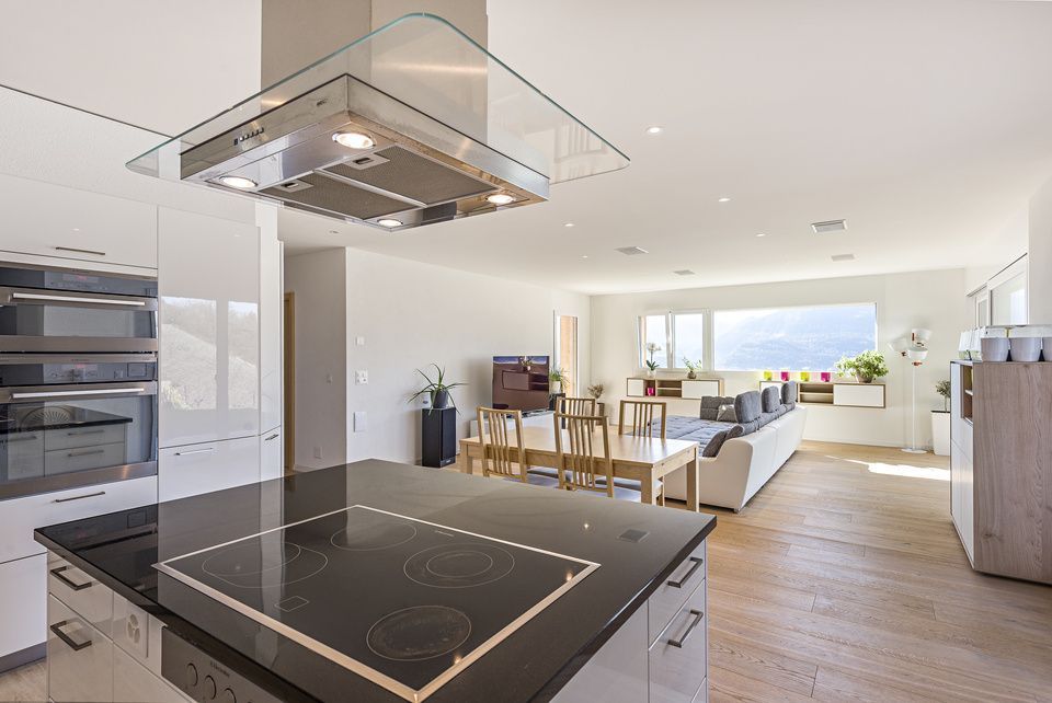 Une cuisine avec un grand îlot et une cuisinière avec four.