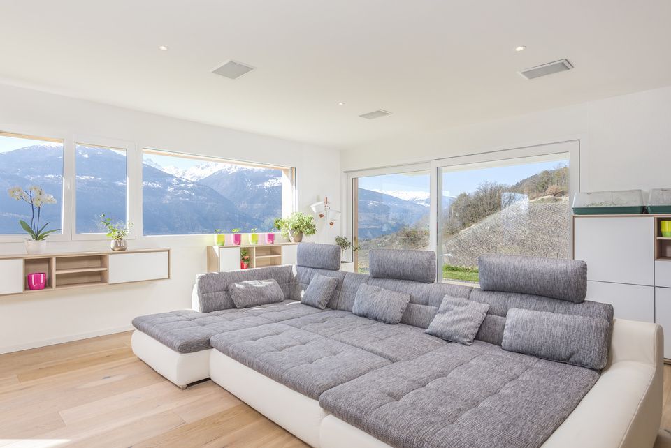 Il y a un grand canapé dans le salon avec vue sur les montagnes.