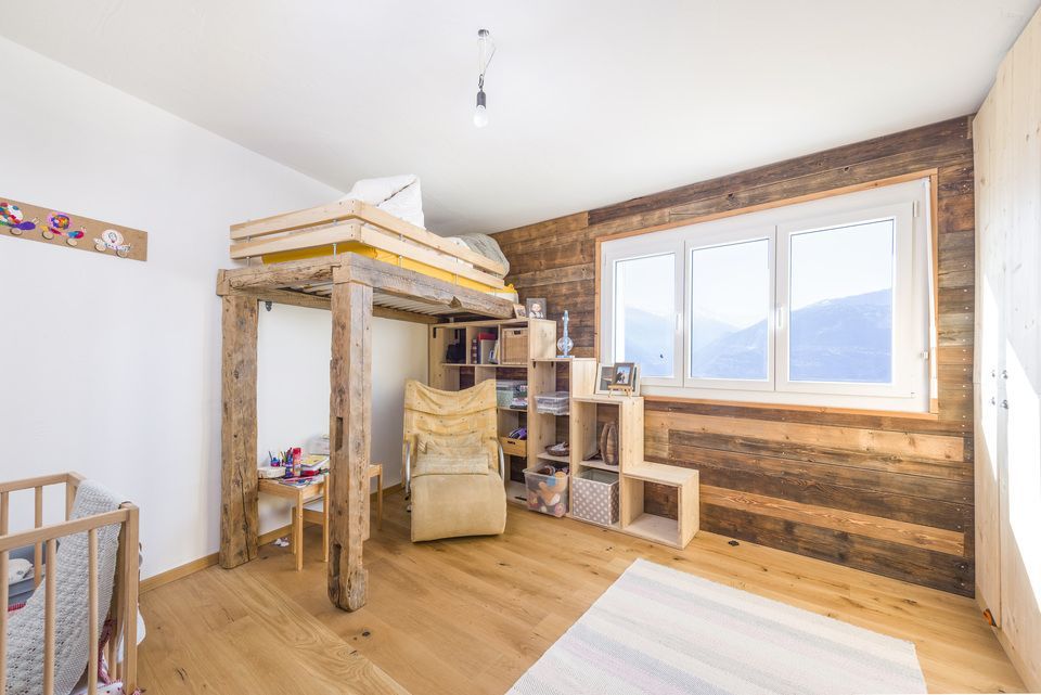 Il y a un lit superposé au milieu de la pièce.