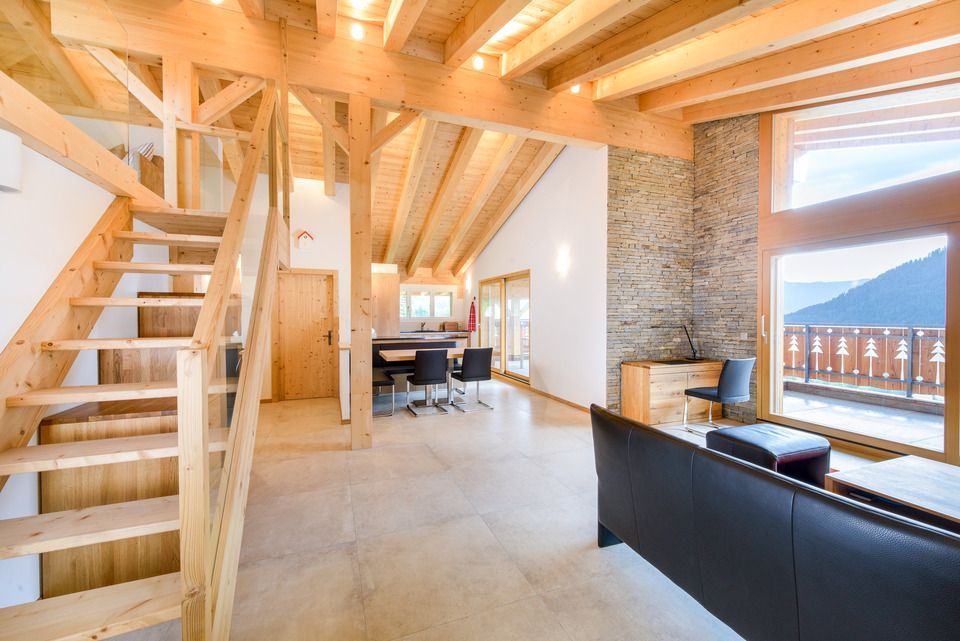 Un salon avec un escalier menant au deuxième étage