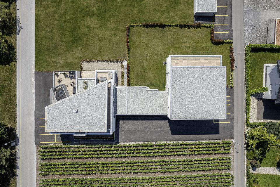 Une vue aérienne d'une maison entourée d'un champ verdoyant.