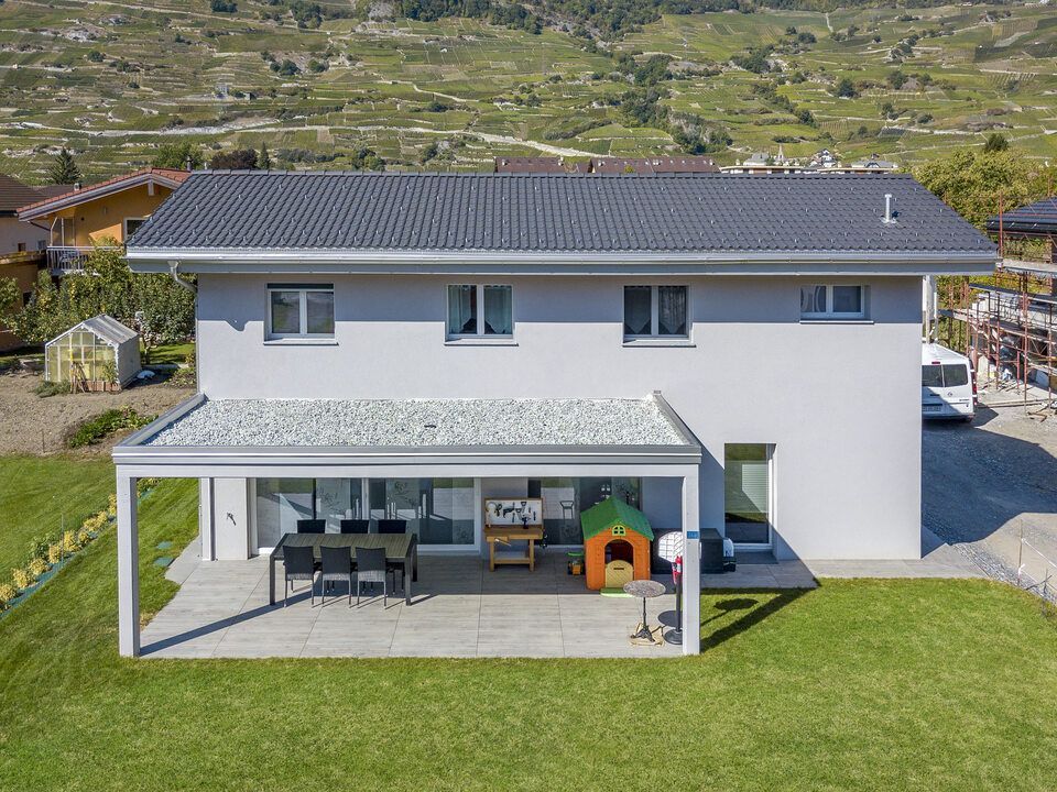 Une vue aérienne d'une maison avec un patio et une niche pour chien