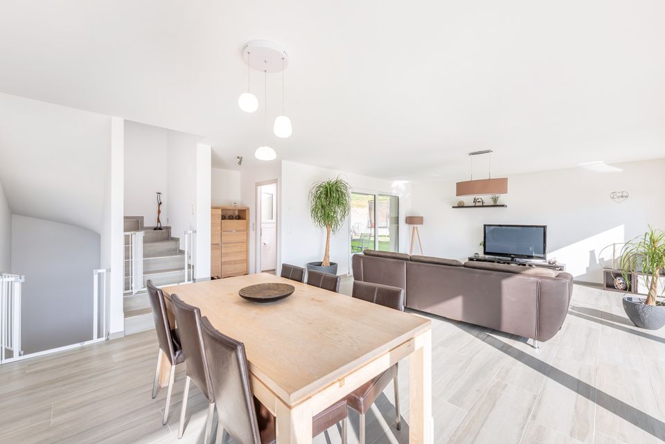 Un salon avec une table à manger et des chaises et un canapé.