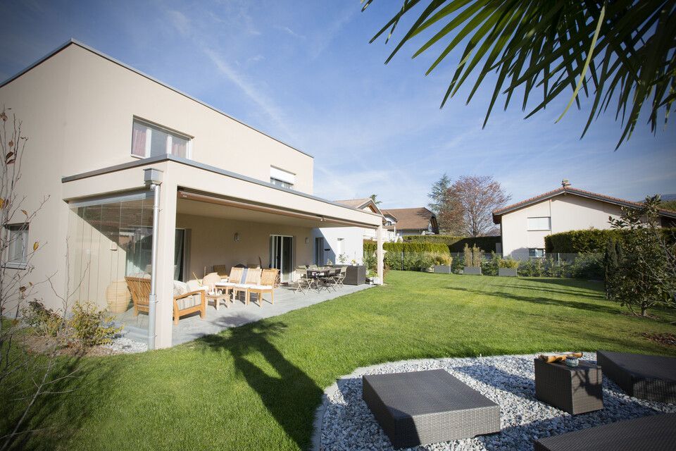 Une grande maison avec une grande pelouse devant elle