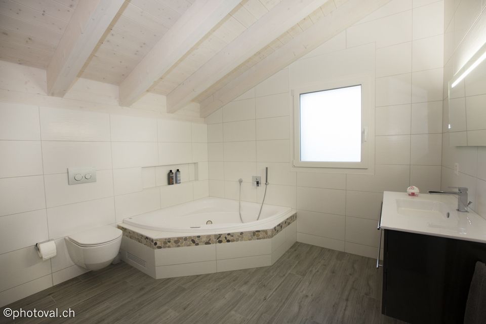 Une salle de bain avec une baignoire un lavabo et un WC