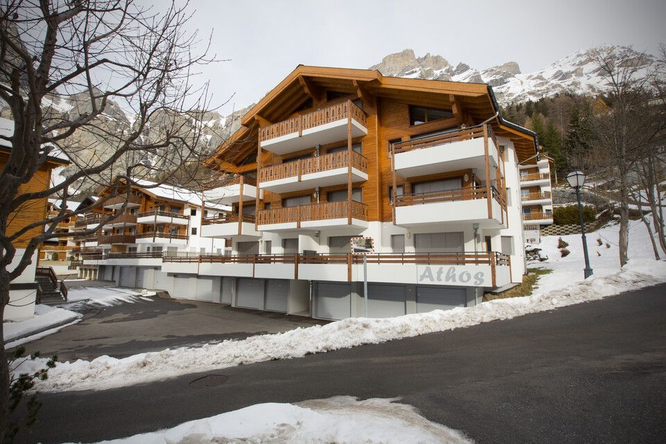 Un grand bâtiment avec le mot alpina sur le côté