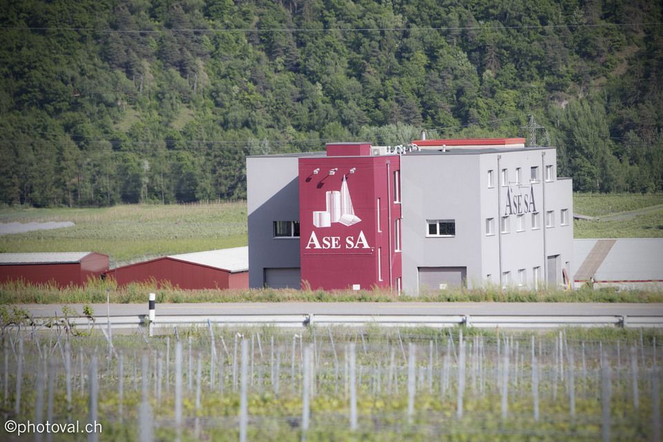 Un grand bâtiment avec le mot asesa dessus
