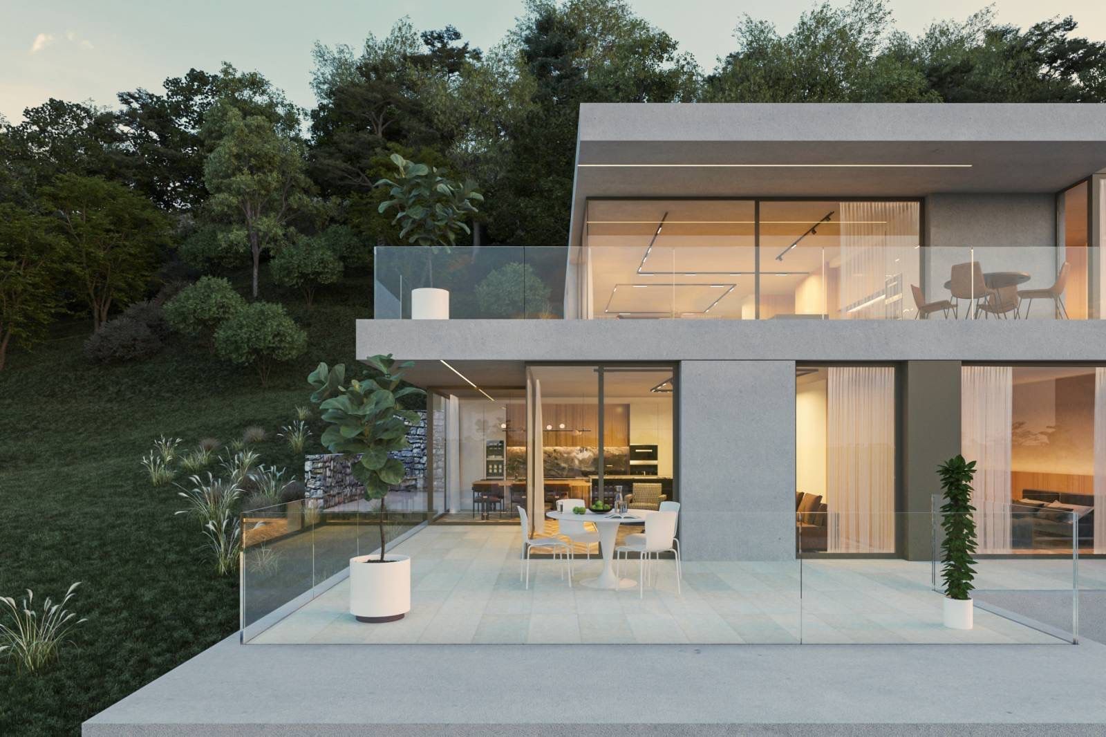 Maison moderne avec de grandes fenêtres, une terrasse extérieure et une colline boisée en arrière-plan.