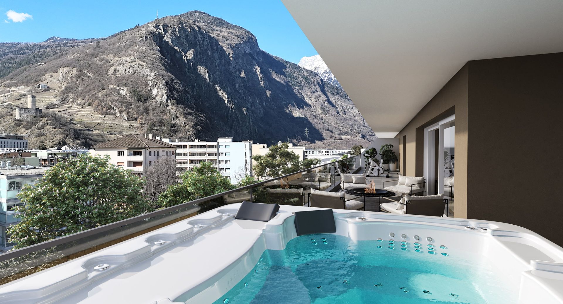 Jacuzzi sur le balcon avec vue sur la montagne et les bâtiments environnants.