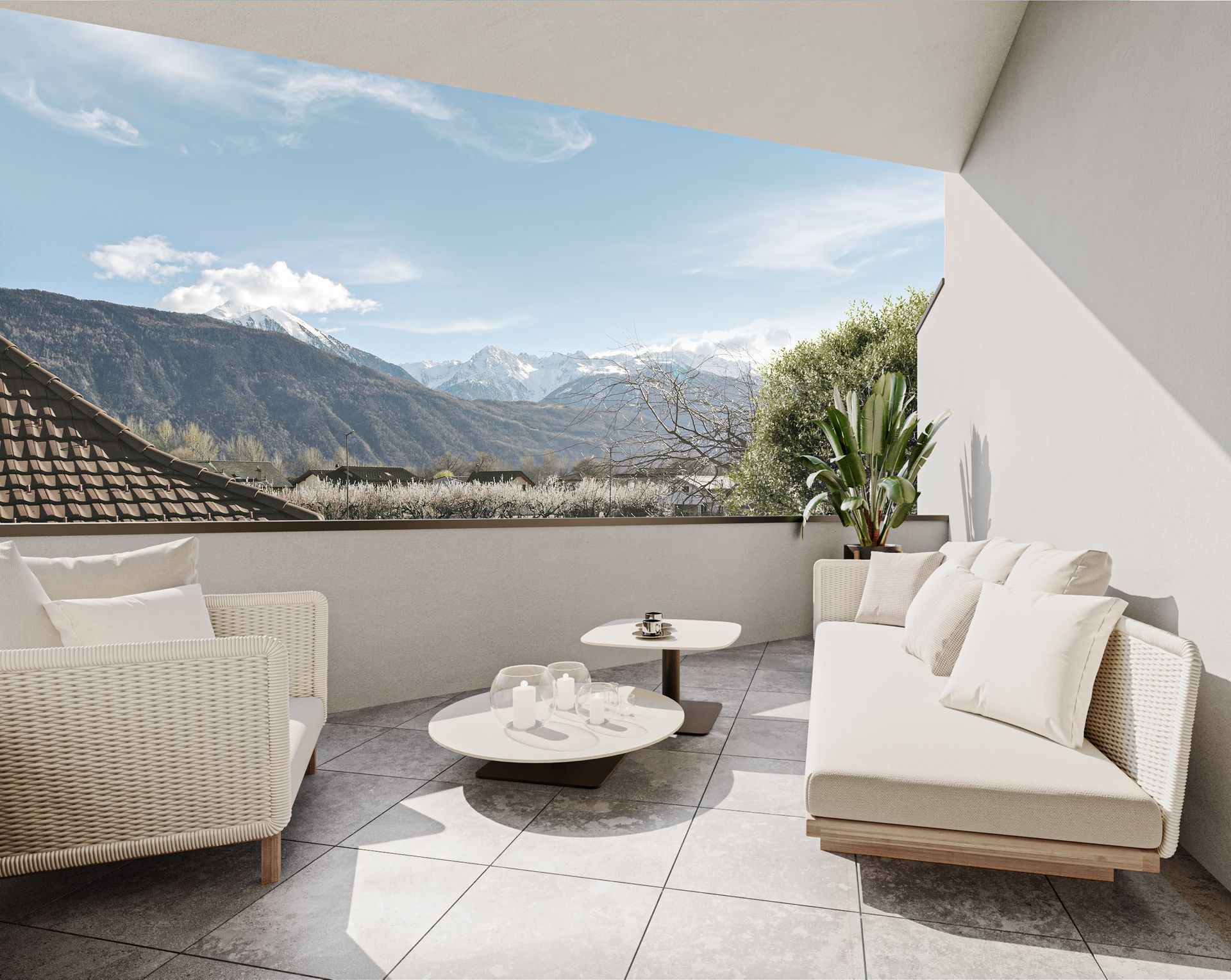 Balcon avec mobilier blanc, vue sur la montagne.