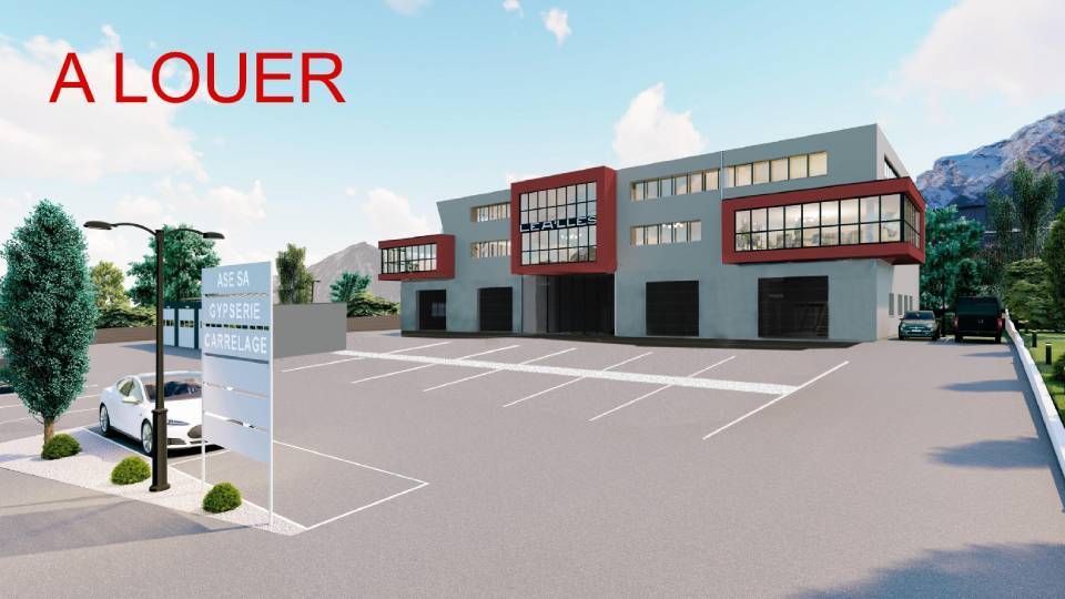 Immeuble de bureaux avec parking, panneau « À LOUER », arrière-plan montagneux.