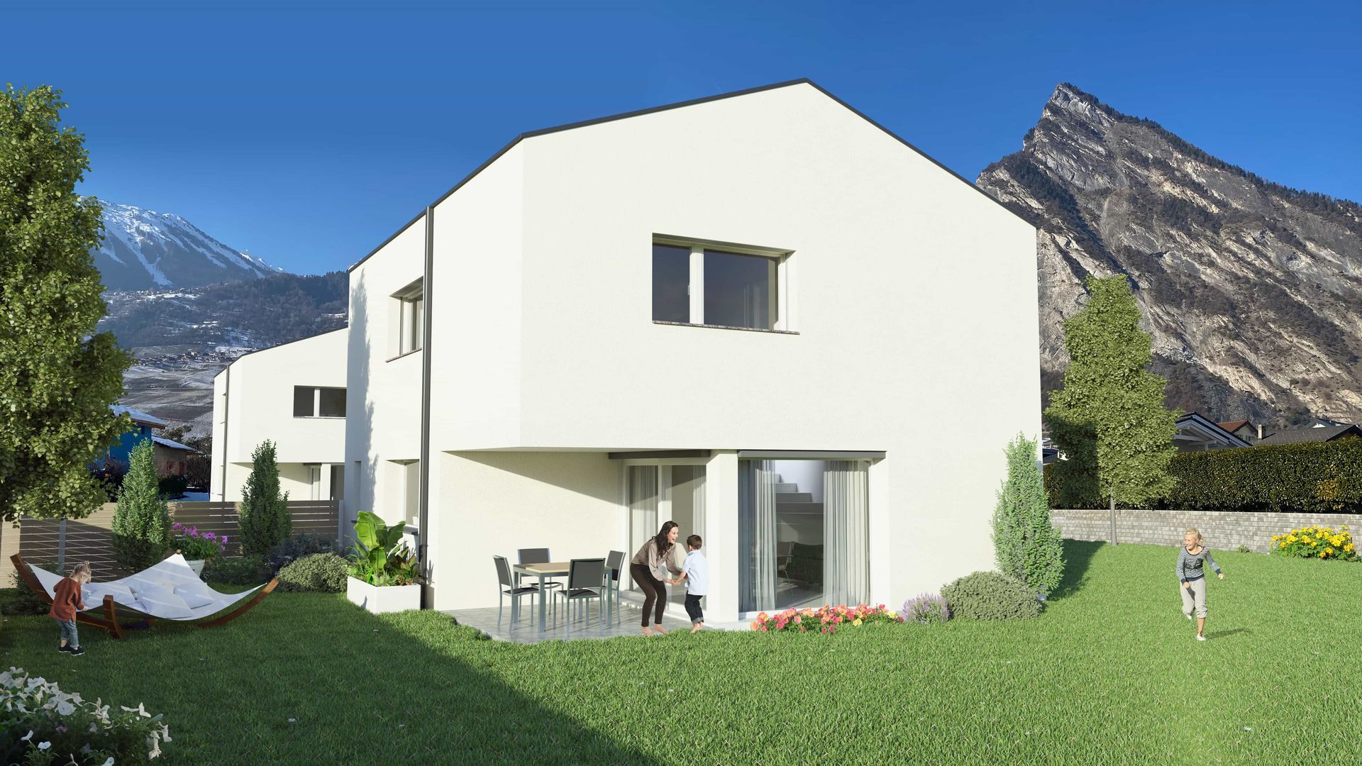 Maison blanche moderne avec des personnes sur la terrasse, montagnes en arrière-plan, pelouse verte.