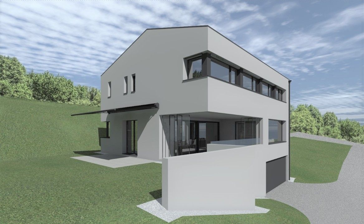 Maison moderne gris clair, toit plat, plusieurs fenêtres et petite véranda, sur une colline herbeuse sous un ciel nuageux.