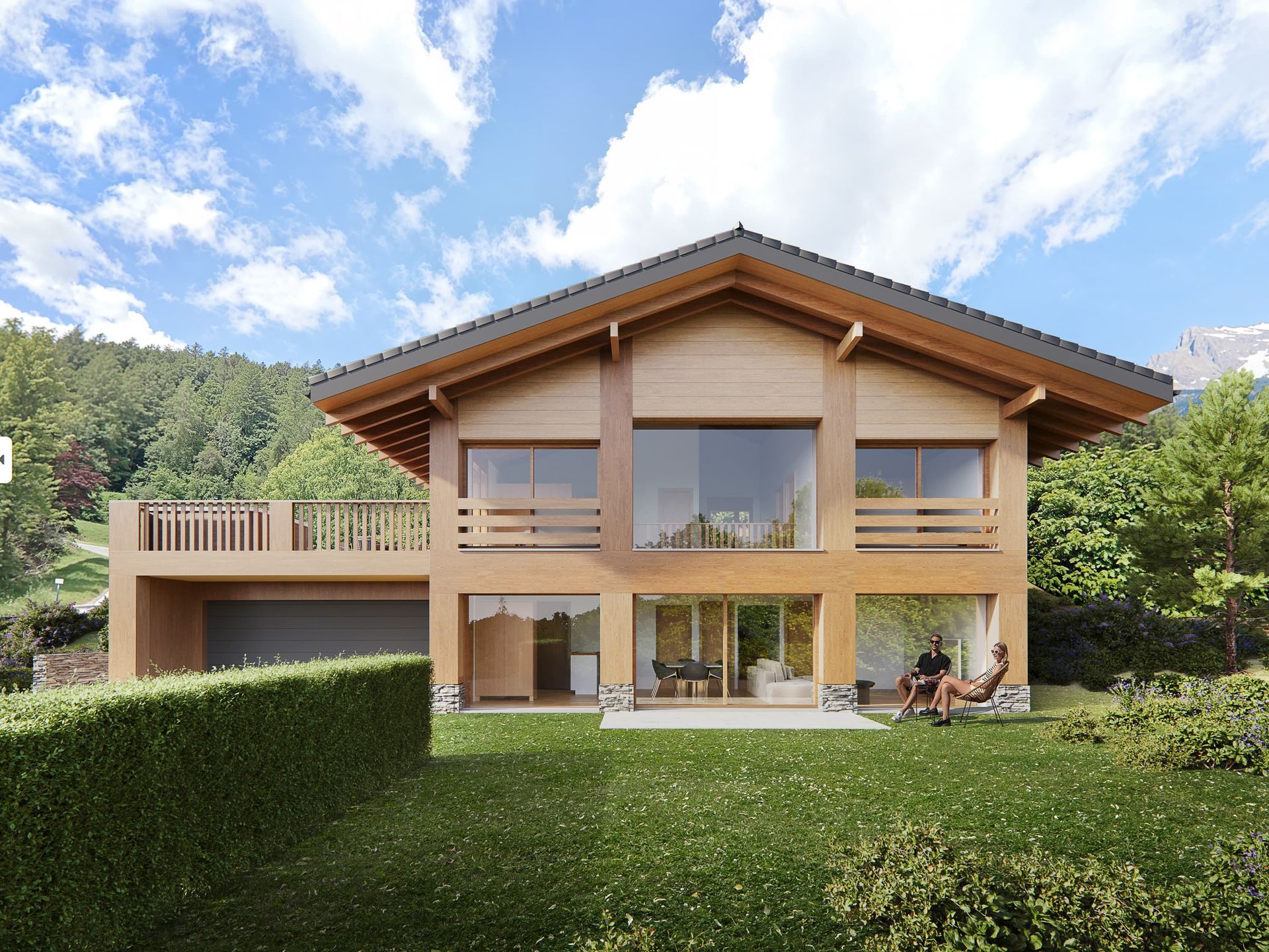 Maison de style chalet en bois avec de grandes fenêtres, un balcon et une pelouse verdoyante dans un cadre montagnard.
