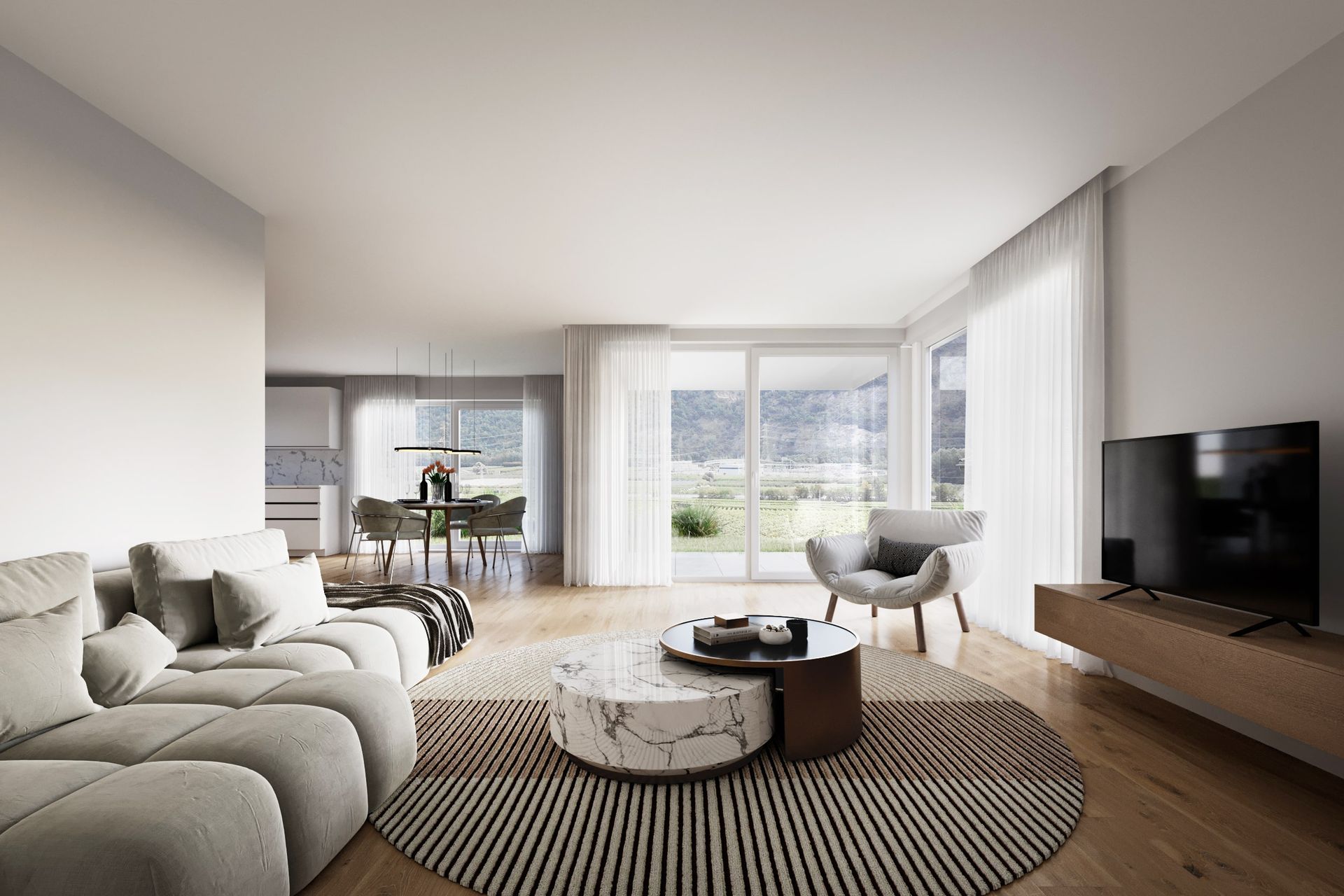 Salon avec canapé, table basse, télévision et grandes fenêtres.