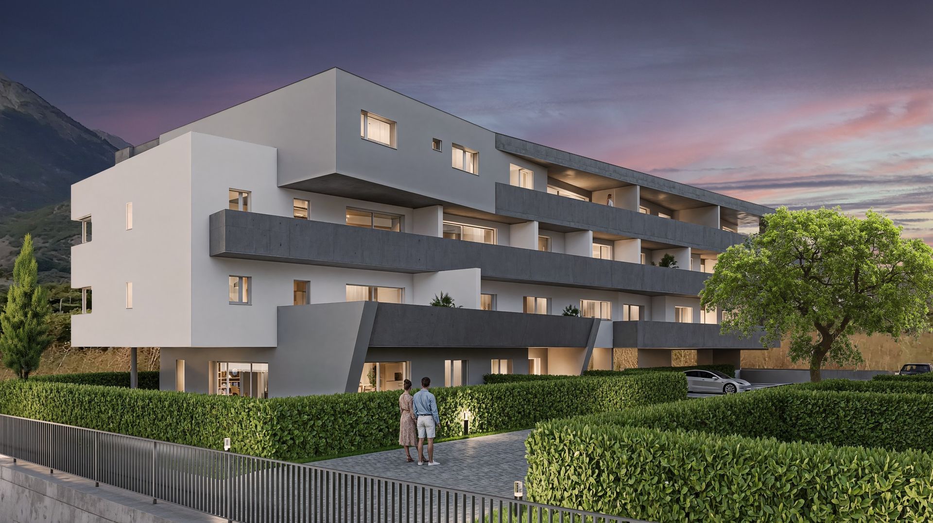 Immeuble d'appartements moderne gris et blanc avec balcons, cour paysagée et promenades de couples.