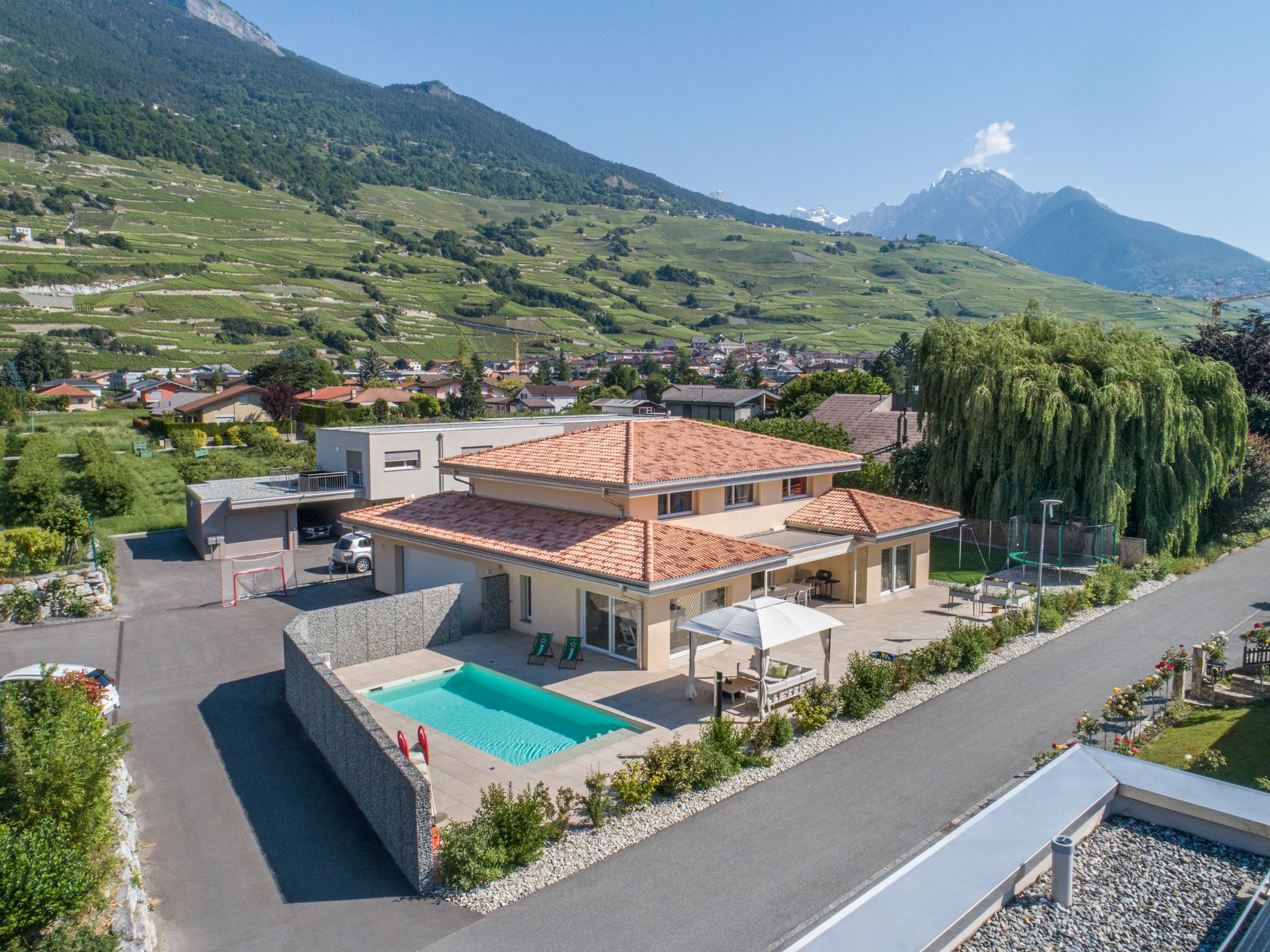 Maison avec piscine et vue sur les montagnes. Vue extérieure.