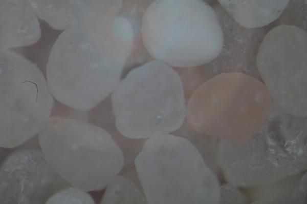 Un primer plano de una pila de rocas sobre una mesa.