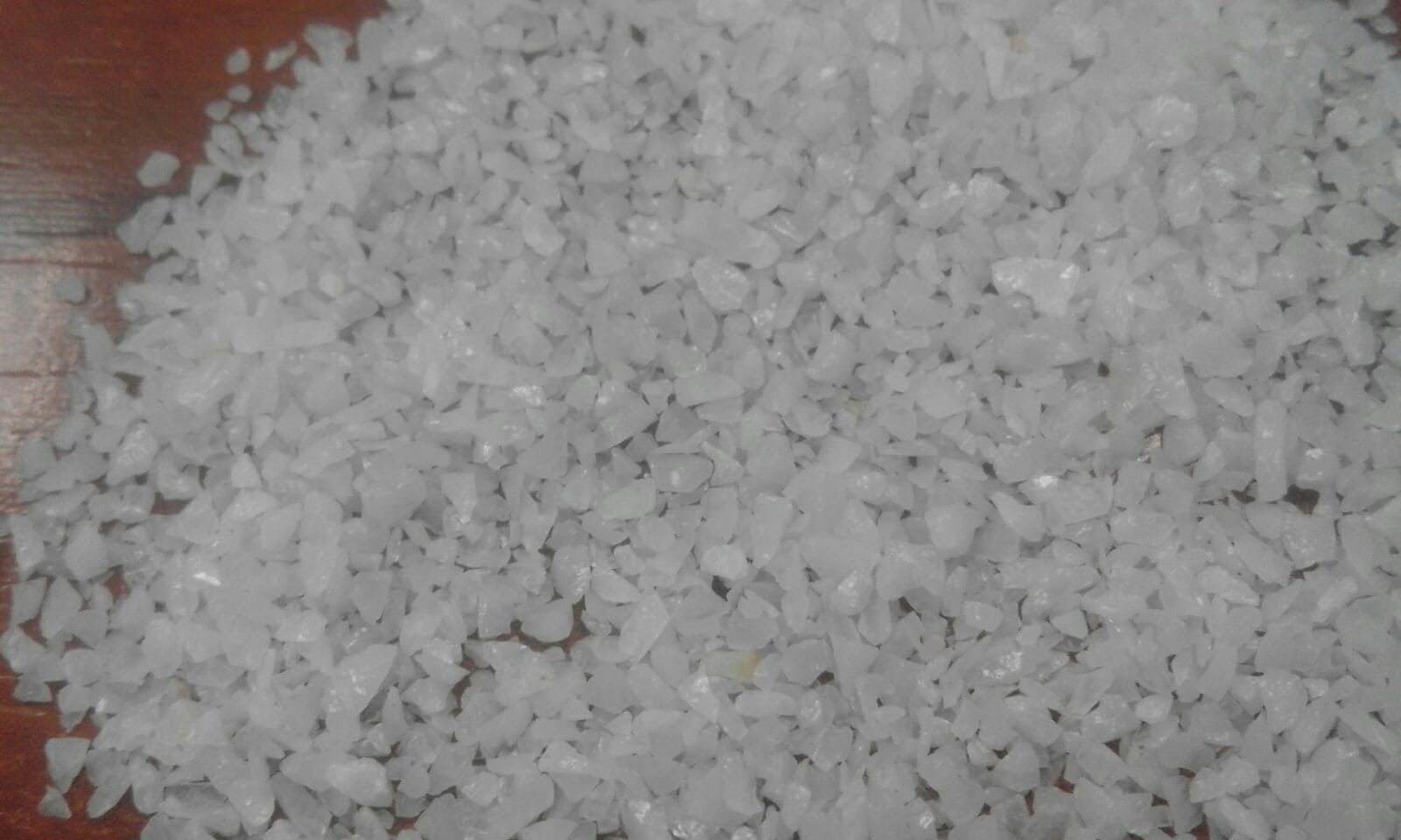 Un montón de rocas blancas sobre una mesa de madera.