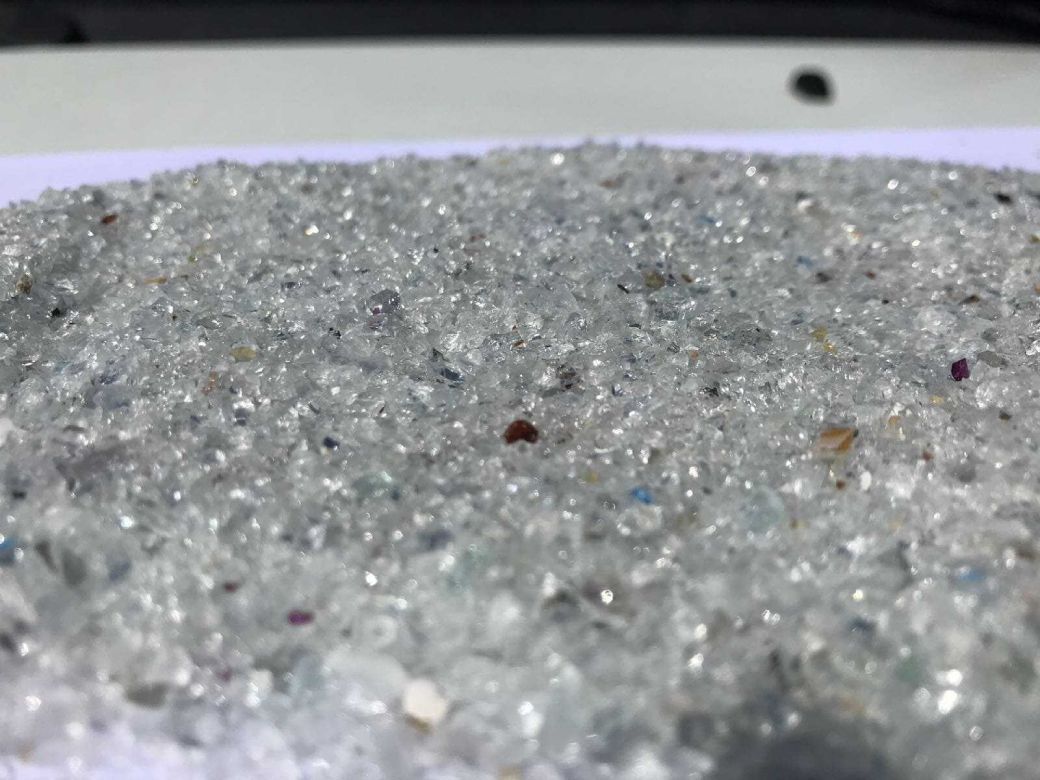 Una pila de vidrio triturado encima de una mesa.