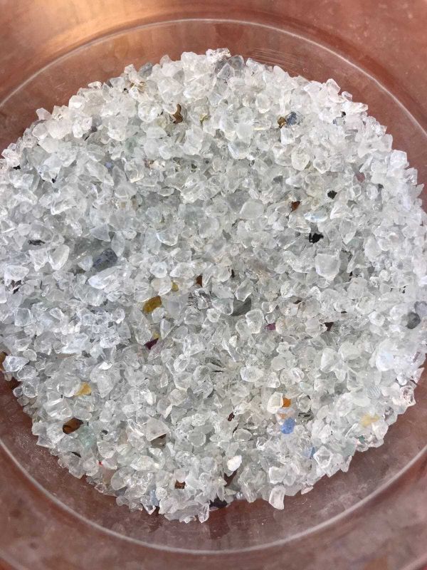 Un primer plano de una pila de rocas en un plato.