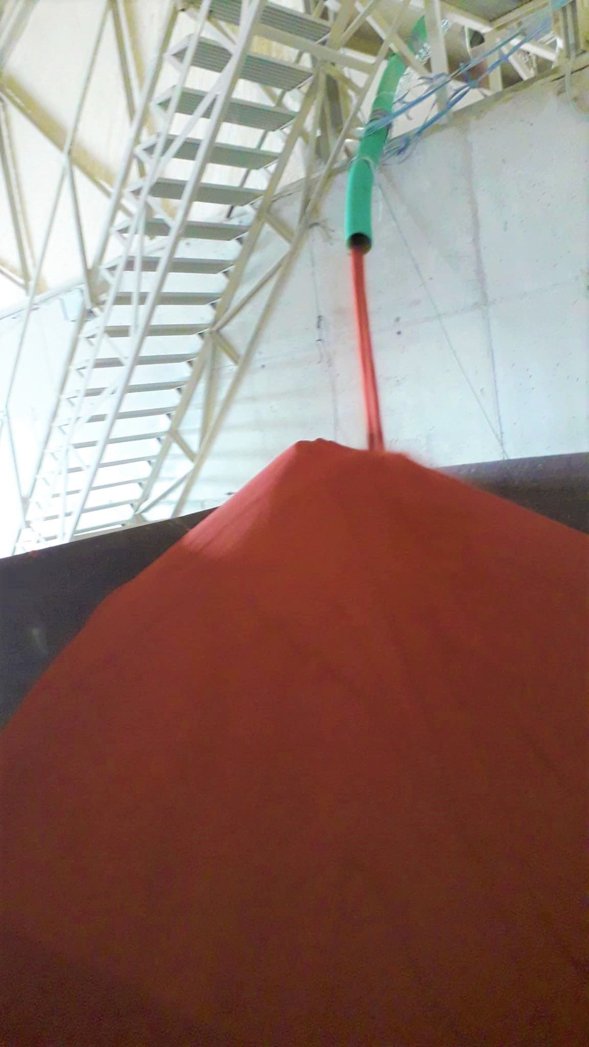 Se vierte una gran pila de polvo rojo en un edificio.