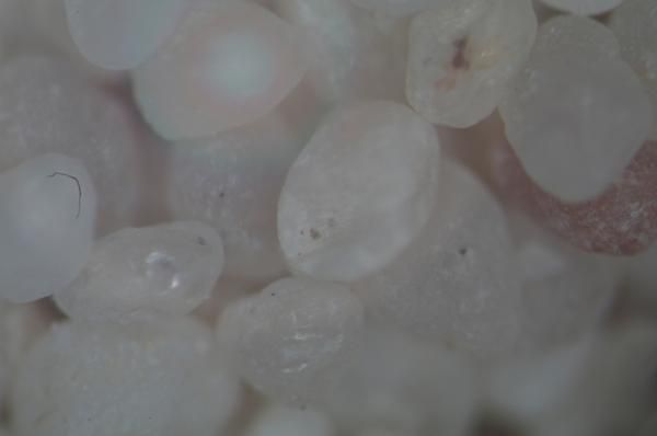 Un primer plano de una pila de rocas blancas sobre una mesa.