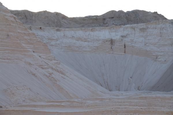 Una gran pila de arena se encuentra en la cima de una colina.
